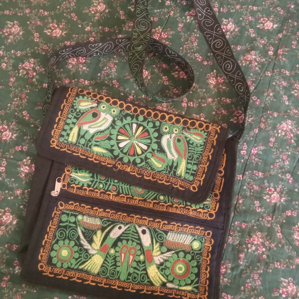 Gorgeous Owl/Bird Stitched Crossbody - Picture 2 of 7